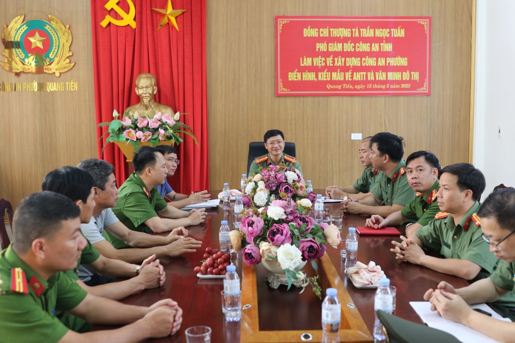 Đồng chí Thượng tá Trần Ngọc Tuấn, Phó Giám đốc Công an tỉnh làm việc với Công an phường Quang Tiến về “Xây dựng Công an phường điển hình, kiểu mẫu về an ninh trật tự và văn minh đô thị”