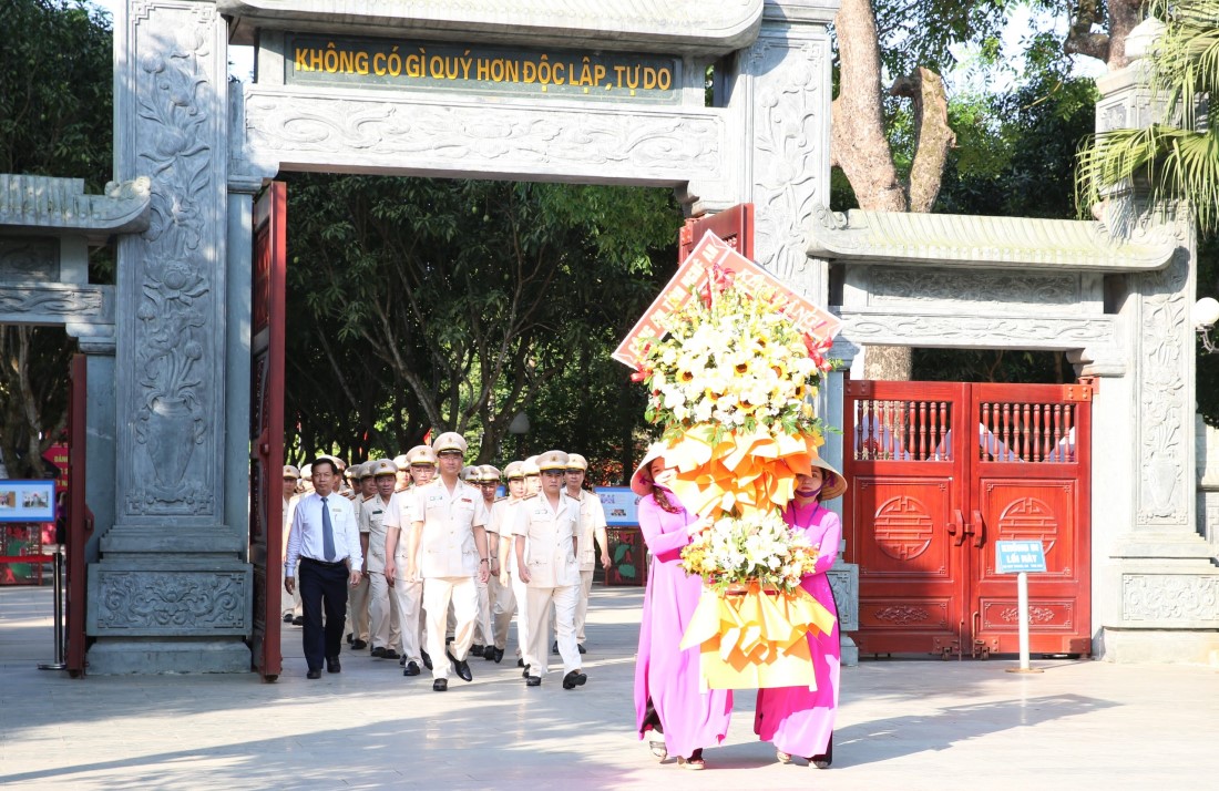 Công an Nghệ An dâng hoa, dâng hương tưởng niệm Chủ tịch Hồ Chí Minh