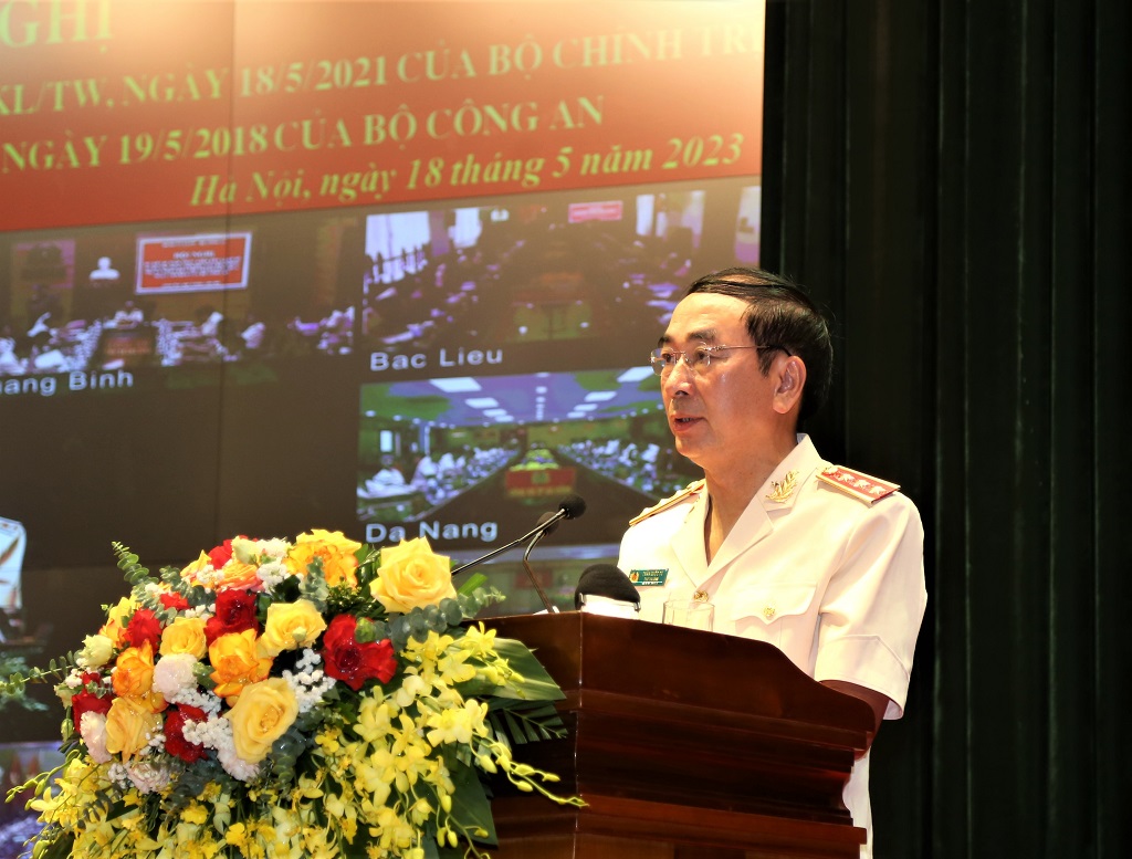 Đồng chí Thượng tướng Trần Quốc Tỏ, Uỷ viên Trung ương Đảng, Phó Bí thư Đảng uỷ Công an Trung ương, Thứ trưởng Bộ Công an điều hành phần tham luận