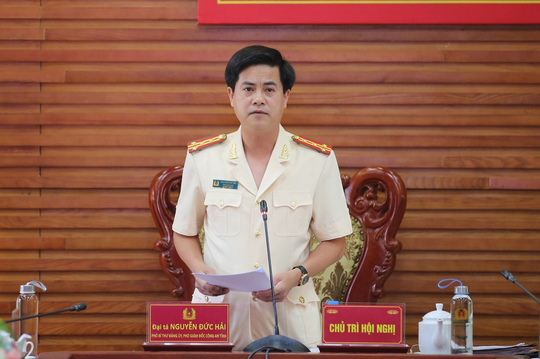 Đồng chí Đại tá Nguyễn Đức Hải, Phó Giám đốc Công an tỉnh trình bày tham luận tại hội nghị
