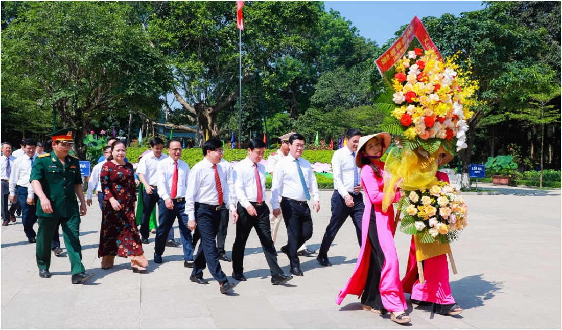 Lãnh đạo tỉnh Nghệ An dâng hương tưởng niệm Chủ tịch Hồ Chí Minh