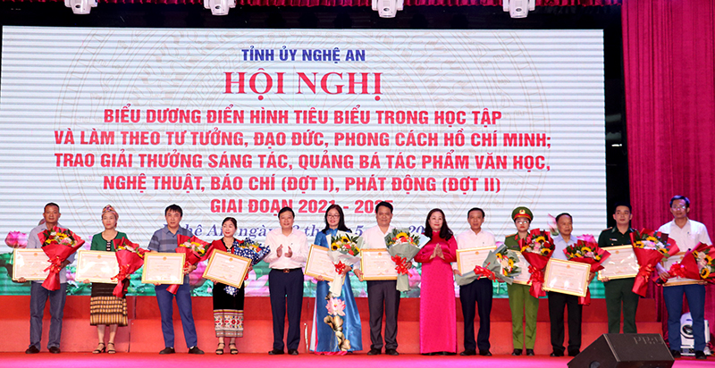 Biểu dương, khen thưởng các điển hình tiêu biểu trong học tập và làm theo tư tưởng, đạo đức, phong cách Hồ Chí Minh năm 2022