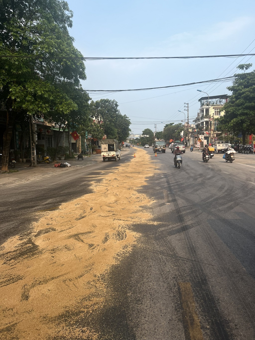 Sau hơn 01 tiếng đồng hồ, vệt dầu loang dài 400m trên đường đã được khỏa lấp hết