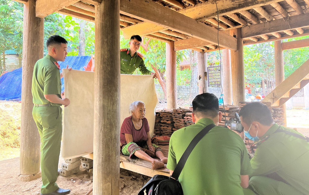 Công an huyện Quế Phong thành lập các tổ lưu động lặn lội đến từng thôn, bản cấp CCCD gắn chíp cho người dân xã Nậm Giải.
