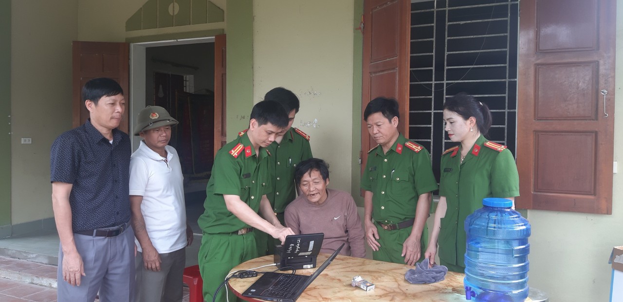 Lãnh đạo Công an huyện và Bí thư đảng uỷ xã Hưng Mỹ, Hưng Nguyên trực tiếp kiểm tra và động viên tổ lưu động đến tận nhà cấp CCCD cho người bị tâm thần trên địa bàn