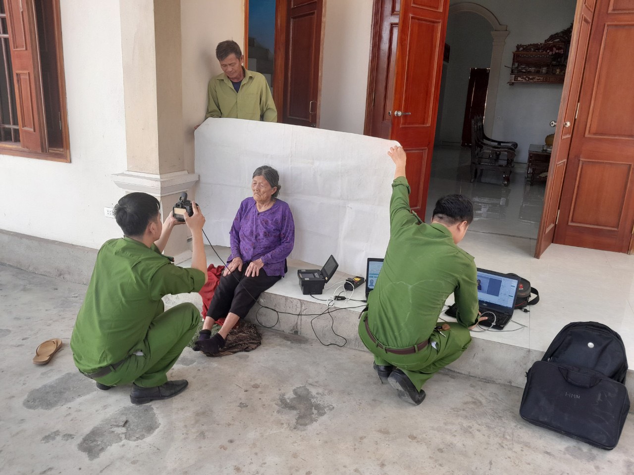 Làm tốt công tác tuyên truyền đã giúp Công an thị xã Hoàng Mai sớm về đích cấp CCCD gắn chíp cho người dân