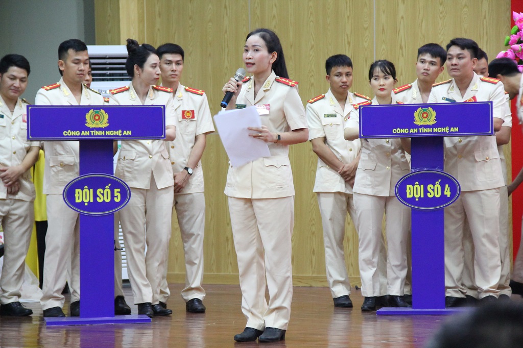 Các đội thi tham gia trả lời các phần thi
