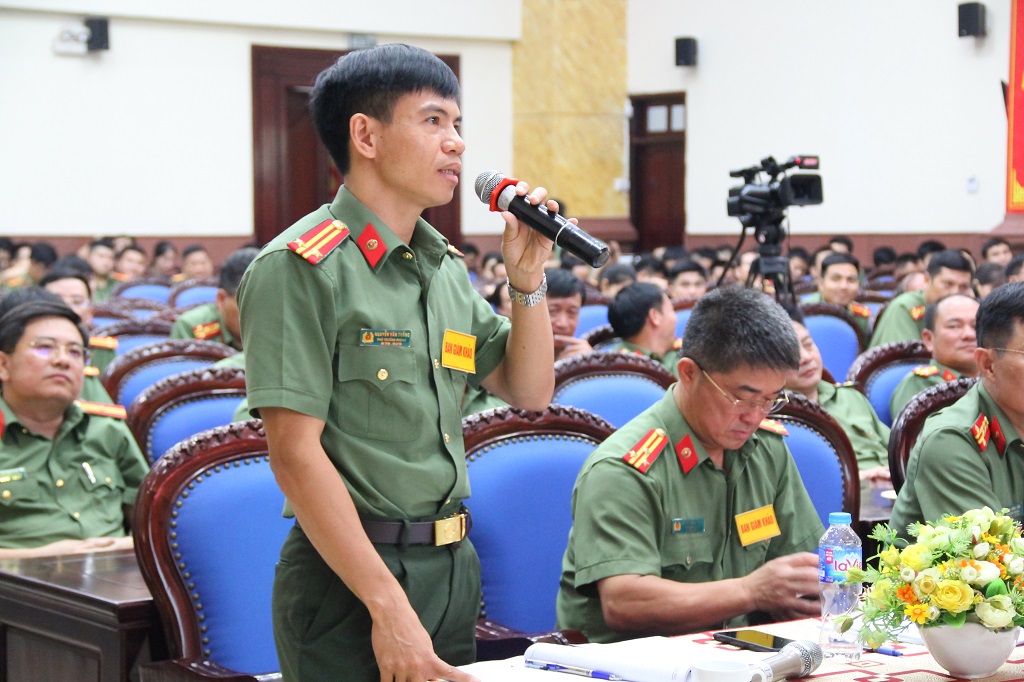 Ban giám khảo nhận xét phần thi của các Đội thi