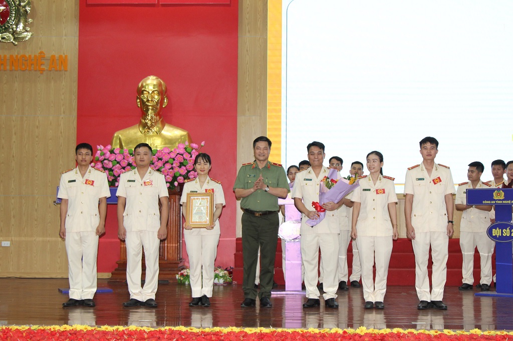 Đồng chí Thiếu tướng Vũ Hữu Tài, Phó Chánh Văn phòng Bộ Công an trao thưởng cho đội thi đạt giải Nhất