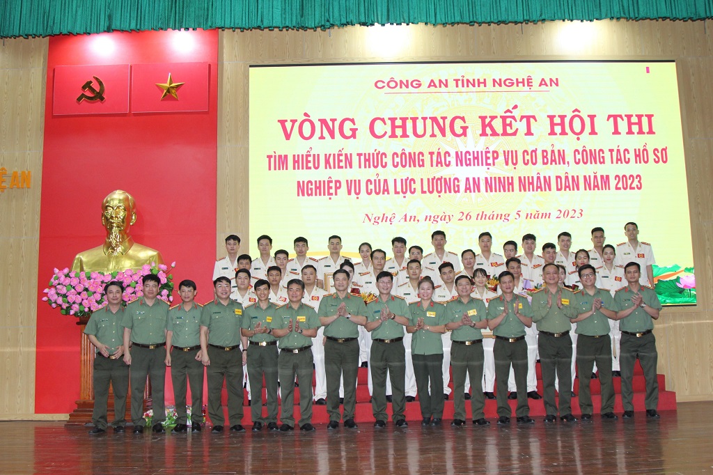 Các đại biểu chụp ảnh lưu niệm với các đội thi