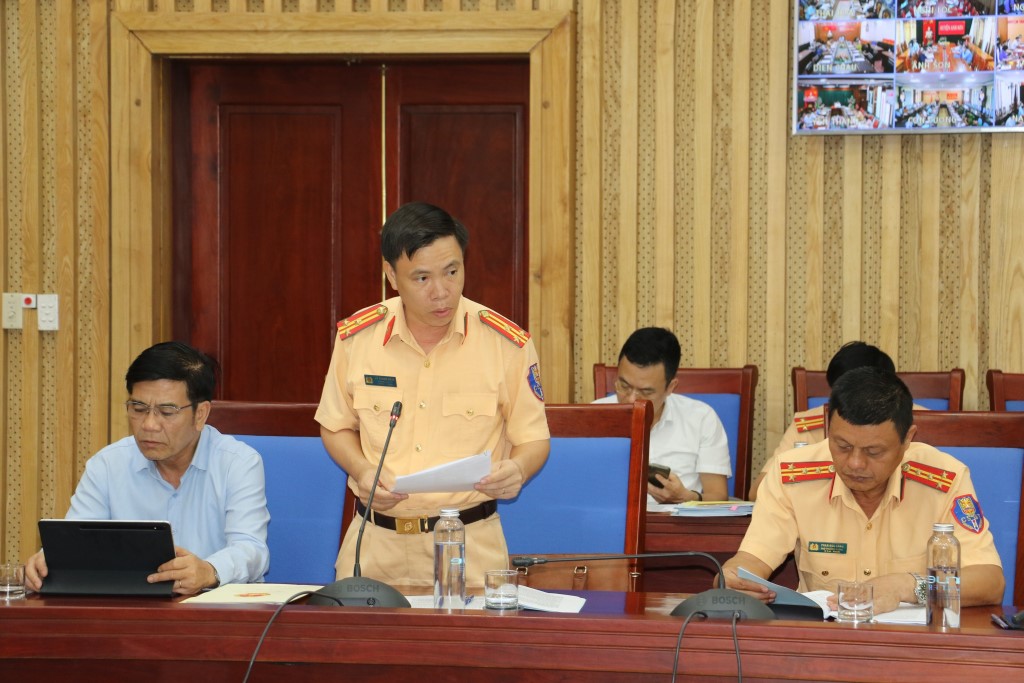 Đại diện lãnh đạo Phòng Cảnh sát giao thông Công an tỉnh trình bày khái quát tình hình công tác đảm bảo ATGT trong thời gian qua