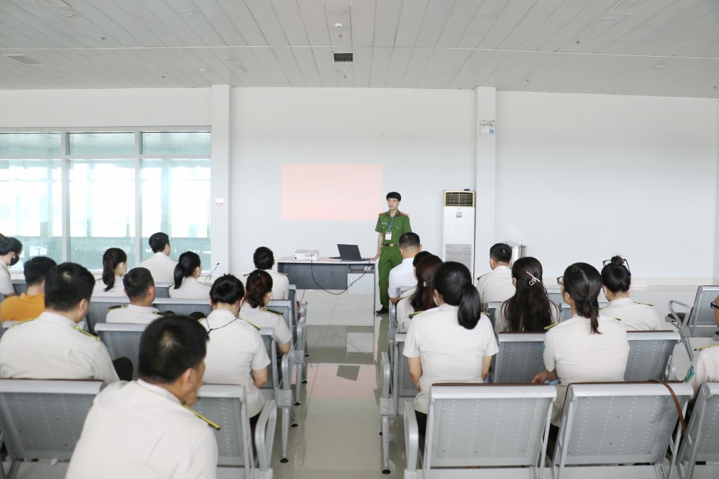 Tuyên truyền cho cán bộ, công nhân viên Cảng hàng không Quốc tế Vinh cách thức tiếp thận VNeID của hành khách tại sân bay