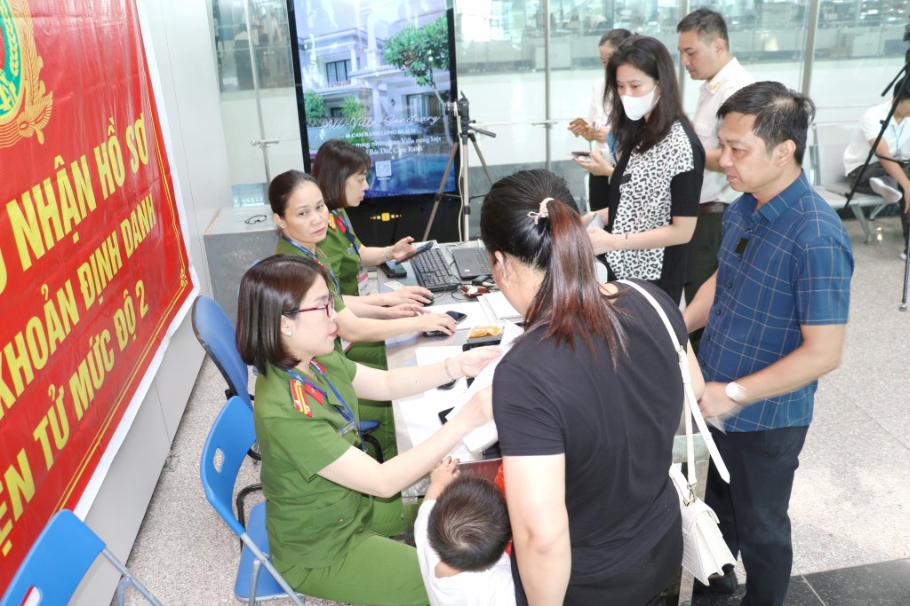 Hỗ trợ người dân, cán bộ, công nhân viên sân bay cài đặt, kích hoạt định danh điện tử mức độ 1, 2