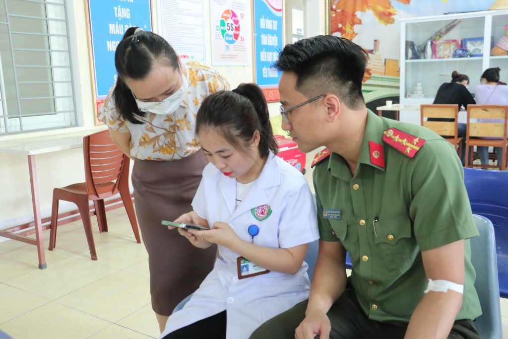 Cùng với hoạt động hiến máu, Đoàn thanh niên Công an tỉnh đã đã triển khai hỗ trợ các y, bác sĩ, nhân viên y đăng ký, kích hoạt tài khoản định danh điện tử