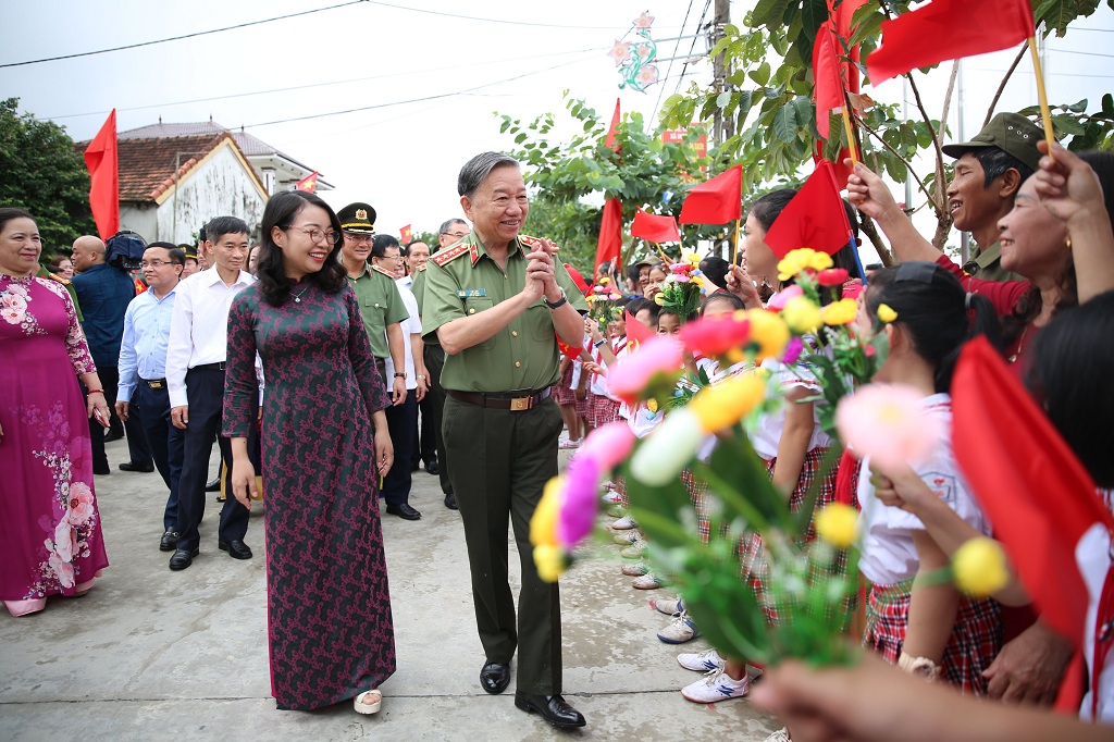 Đồng chí Đại tướng Tô Lâm, Ủy viên Bộ Chính trị, Bộ trưởng Bộ Công an dự và chung vui ngày Hội Đại đoàn kết toàn dân tộc tại khu dân cư