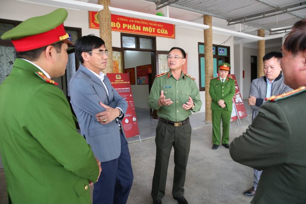Đồng chí Thiếu tướng Phạm Thế Tùng, Uỷ viên Ban Thường vụ Tỉnh ủy, Giám đốc Công an tỉnh và đoàn công tác Công an tỉnh đi khảo sát thực tế cơ sở vật chất tại Công an phường Nghi Hải, thị xã Cửa Lò để tiến hành xây dựng thị xã Cửa Lò điển hình về phong trào toàn dân bảo vệ an ANTQ và văn minh đô thị năm 2023
