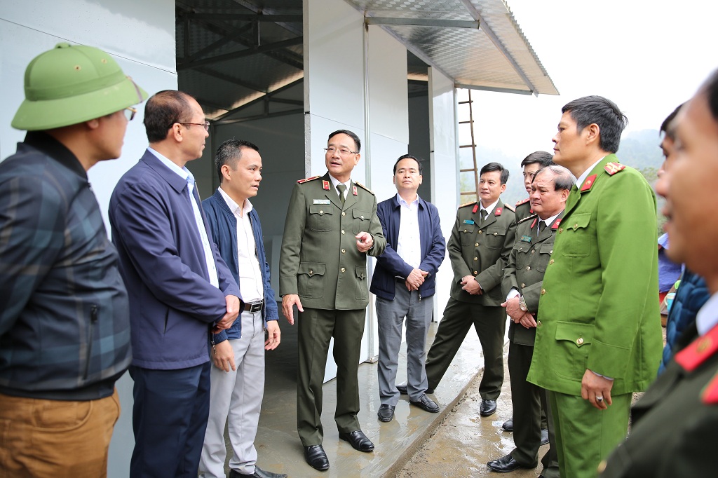 Đồng chí Thiếu tướng Phạm Thế Tùng ân cần thăm hỏi, động viên gia đình được hỗ trợ xây dựng nhà ở tại xã Chiêu Lưu, huyện Kỳ Sơn