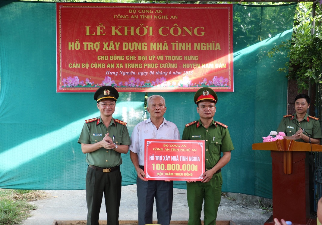 Đồng chí Đại tá Trần Ngọc Tuấn – Phó Giám đốc Công an tỉnh trao 100 triệu đồng hỗ trợ xây dựng nhà tình nghĩa cho gia đình Đại uý Võ Trọng Hưng
