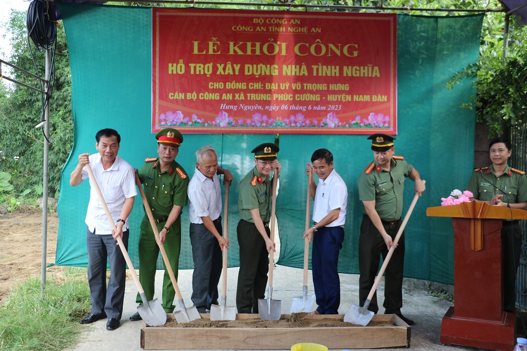 Đại diện Lãnh đạo Công an tỉnh, Công an huyện, chính quyền xã Long Xá và gia đình đồng chí Hưng tại lễ khởi công