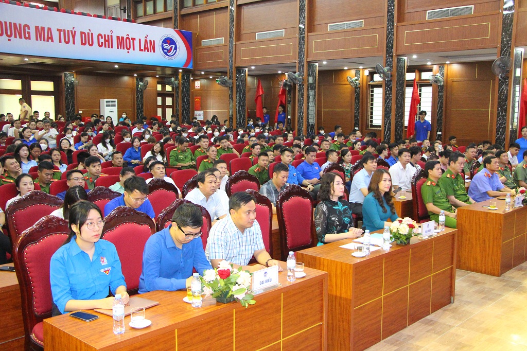 Đại biểu và đông đảo giáo viên, sinh viên  tham dự buổi lễ