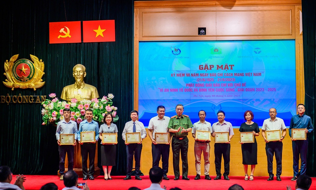 Đồng chí Đại tướng Tô Lâm trao kỷ niệm chương Bảo vệ An ninh Tổ quốc