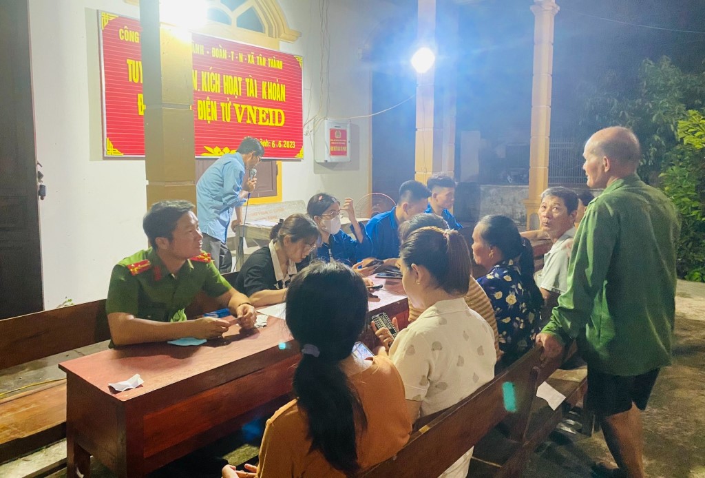 Công an các đơn vị địa phương cùng các tổ chức đoàn cơ sở  cài đặt, kích hoạt tài khoản định danh điện tử cho người dân trên địa bàn