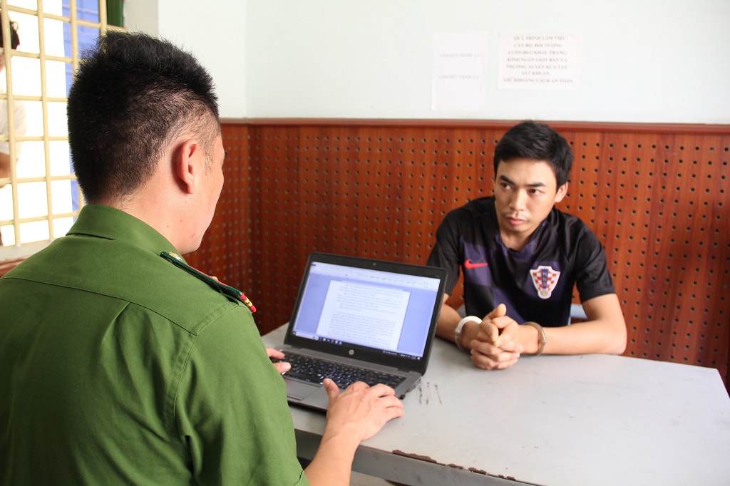 Công an huyện Quỳnh Lưu làm việc với đối tượng Vi Xuân Thành - đối tượng cầm đầu đường dây mua bán trái phép ma túy để cung cấp cho các đối tượng nghiện sử dụng trong các cơ sở kinh doanh có điều kiện về an ninh trật tự tại nhiều huyện, thị