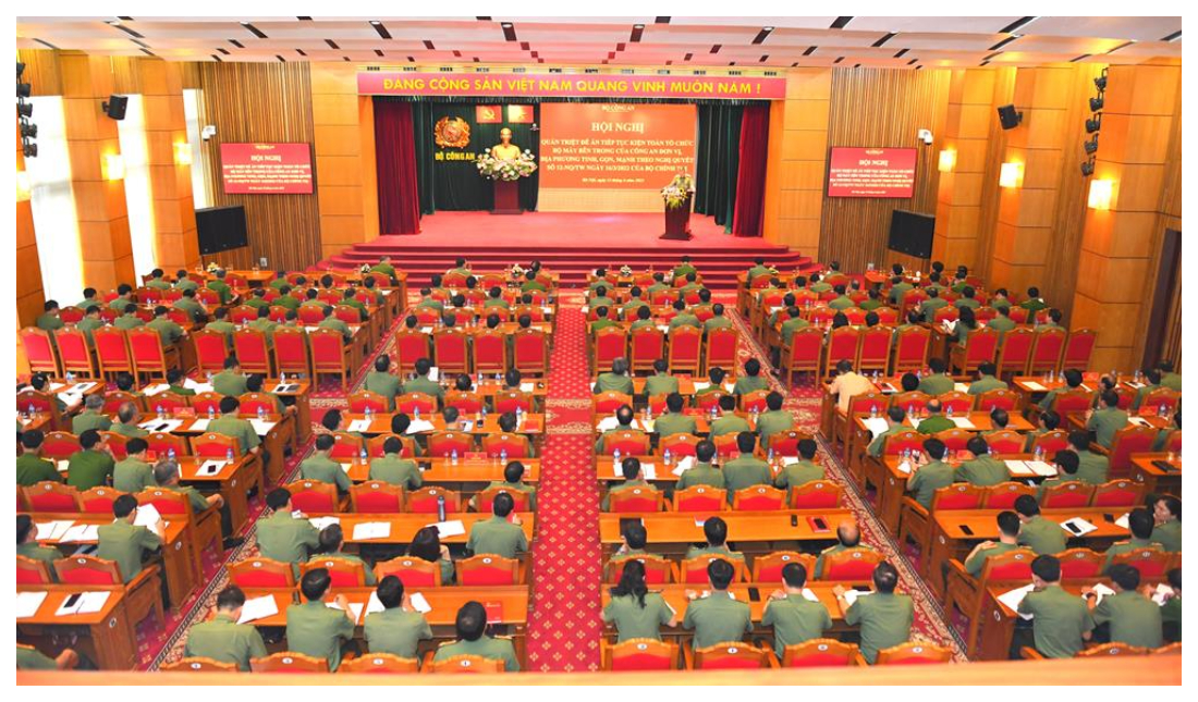 Nghiên cứu quán triệt phương án sắp xếp tổ chức bộ máy bên trong của Công an đơn vị, địa phương tinh, gọn, mạnh