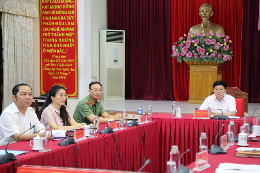 Đồng chí Nguyễn Văn Thông - Phó Bí thư Thường trực Tỉnh ủy, Phó Trưởng Ban Chỉ đạo Tỉnh chủ trì Hội nghị tại điểm cầu Nghệ An