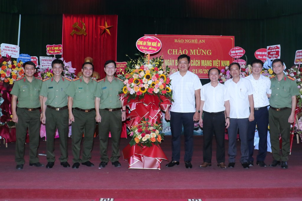 Công an Nghệ An chúc mừng các đơn vị báo chí nhân ngày 21/6