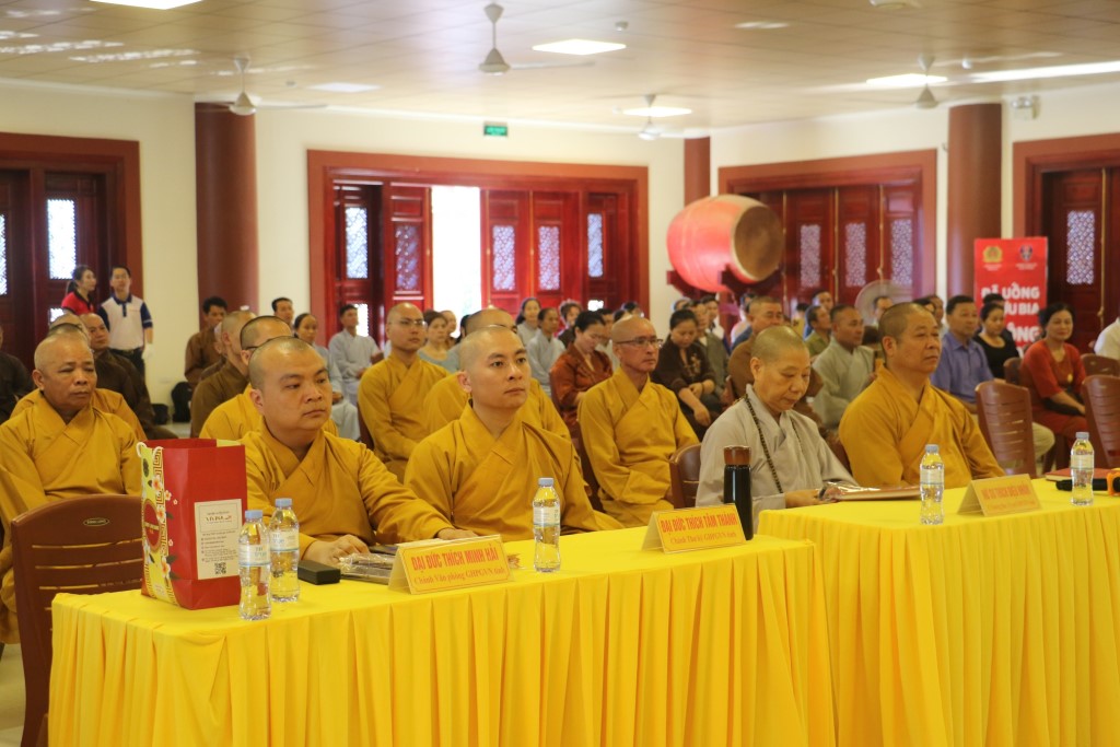 Các đại biểu tới dự