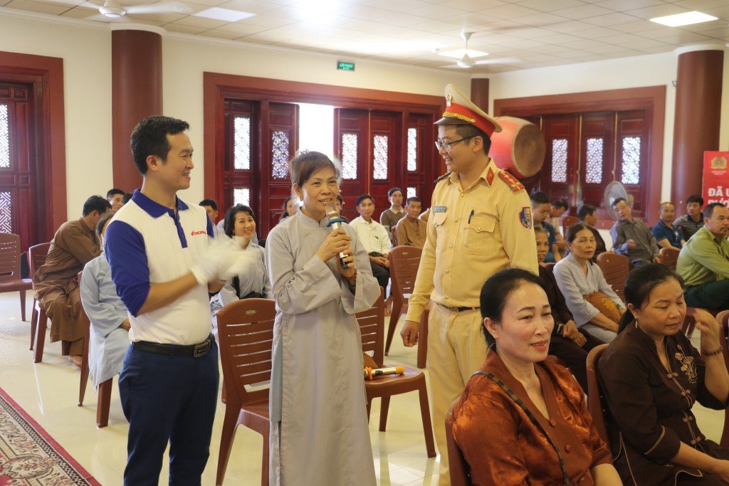 Tuyên truyền phổ biến pháp luật liên quan tới công tác đảm bảo an toàn giao thông cho các tăng ni, phật tử