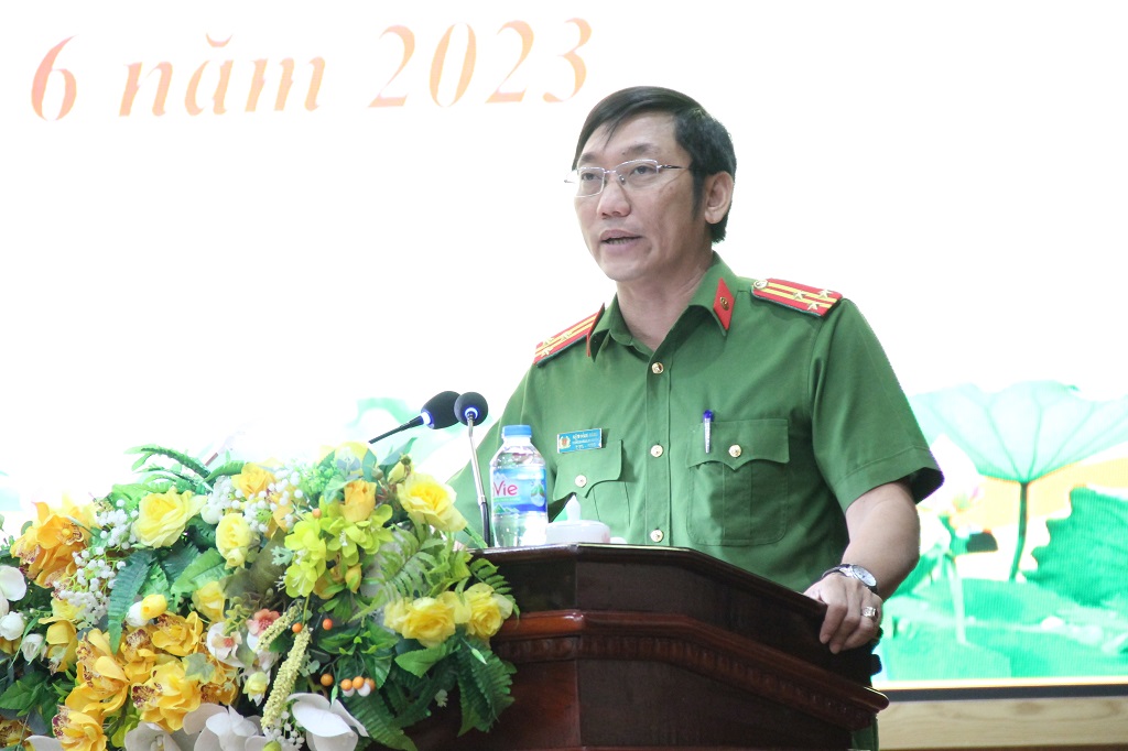Các đại biểu trình bày tham luận tại Hội nghị