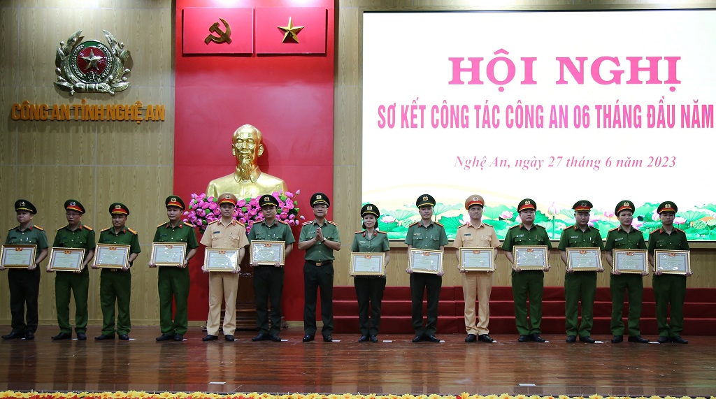 Trao danh hiệu “Chiến sỹ thi đua toàn lực lượng Công an Nhân dân” cho các cá nhân giai đoạn 2020 - 2022