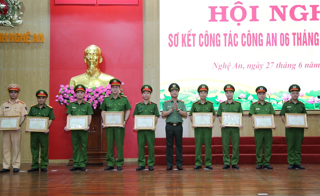 Trao Bằng khen của Bộ Công an cho các tập thể, cá nhân có thành tích xuất sắc trong đấu tranh phòng, chống tội phạm