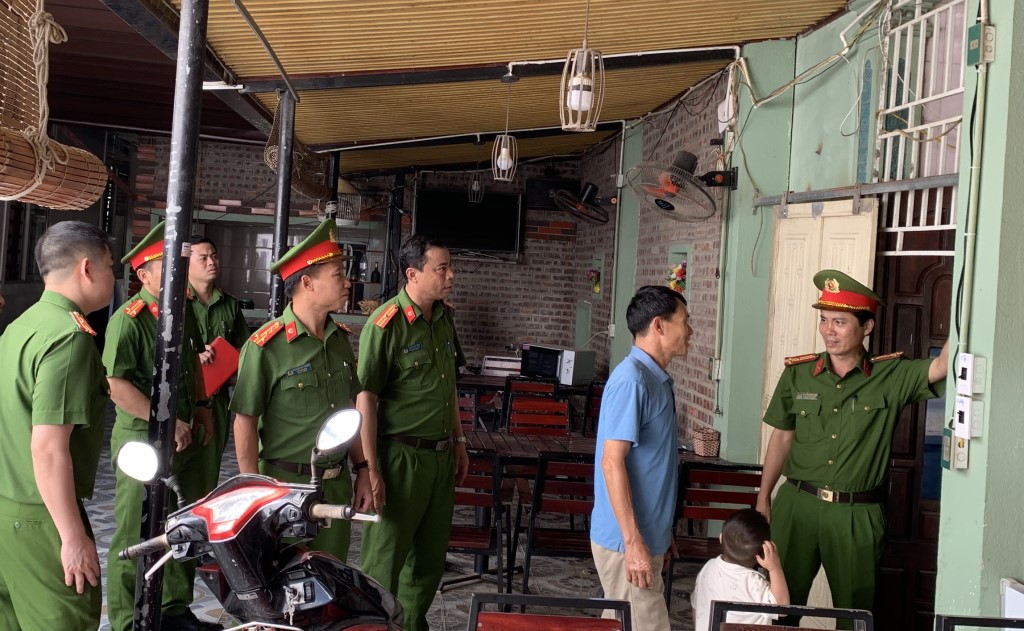 Đồng chí Đại tá Nguyễn Duy Thanh - Phó Giám đốc Công an tỉnh Nghệ An kiểm tra tính hiệu quả của một số mô hình “Tổ liên gia an toàn PCCC” và “Điểm chữa cháy công cộng” trên địa bàn huyện Nghi Lộc, Diễn Châu và thành phố Vinh