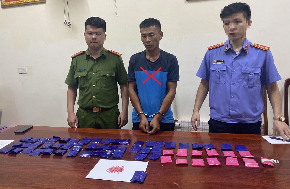 Đối tượng Vũ Văn Toản cùng tang vật chuyên án cơ quan Công an thu giữ