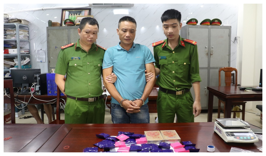 Bắt đối tượng mua bán 02 bánh heroin, 6.000 viên ma tuý tổng hợp