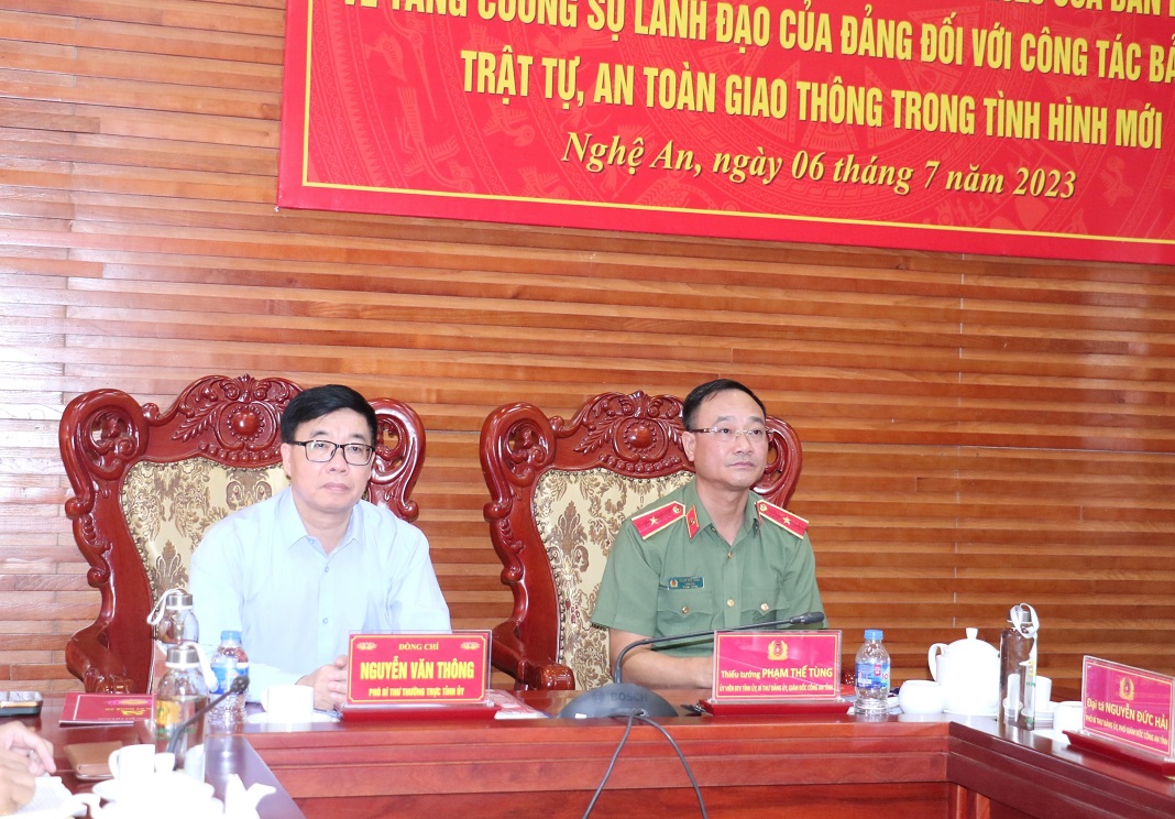 Tại điểm cầu tỉnh Nghệ An, các đồng chí: Nguyễn Văn Thông - Phó Bí thư Thường trực Tỉnh ủy; Thiếu tướng Phạm Thế Tùng - Ủy viên Ban Thường vụ Tỉnh ủy, Giám đốc Công an tỉnh chủ trì Hội nghị