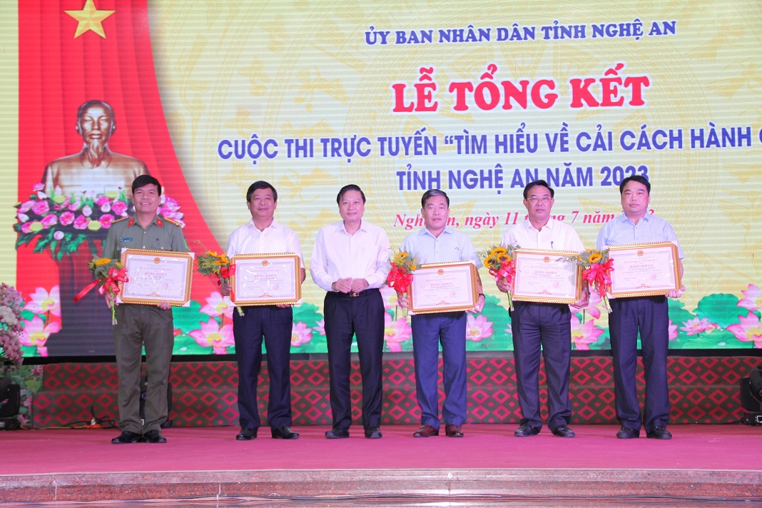 Phó Chủ tịch Thường trực UBND tỉnh Lê Hồng Vinh trao Bằng khen của Chủ tịch UBND tỉnh tặng các tập thể đạt giải trong 04 tuần thi