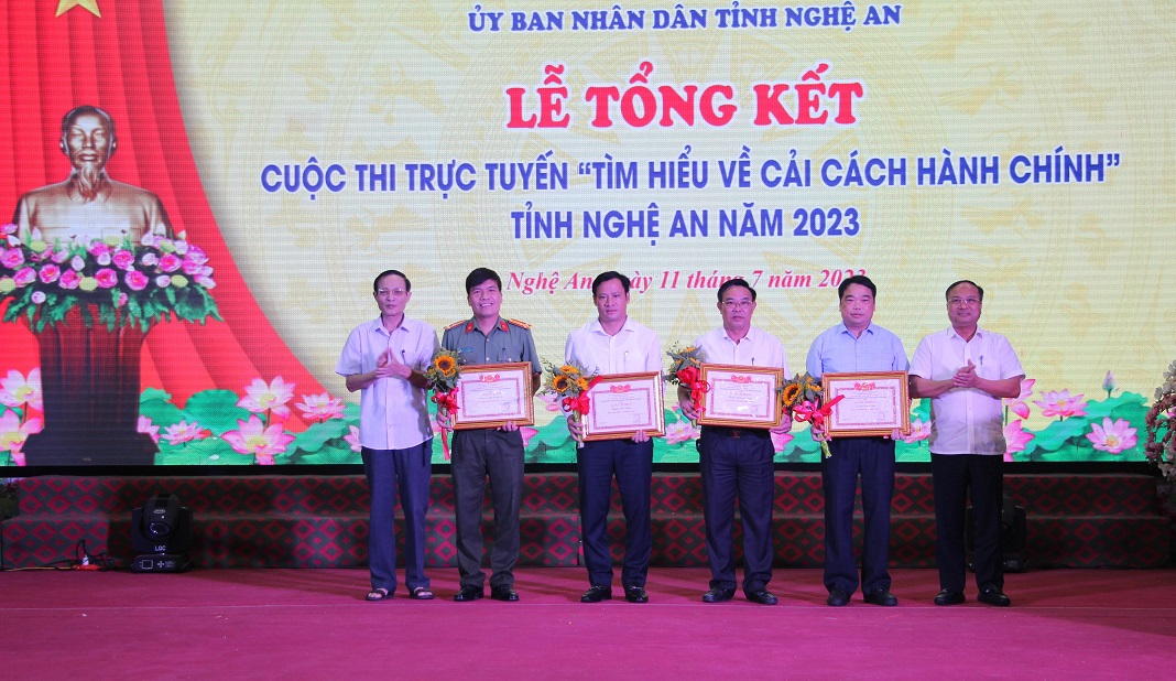 Phó Bí thư Thường trực Đảng ủy Khối các cơ quan tỉnh Hoàng Văn Nhiên và Giám đốc Sở Nội vụ Nguyễn Viết Hưng trao Giấy khen của Ban Tổ chức tặng các tập thể đạt giải thi tuần