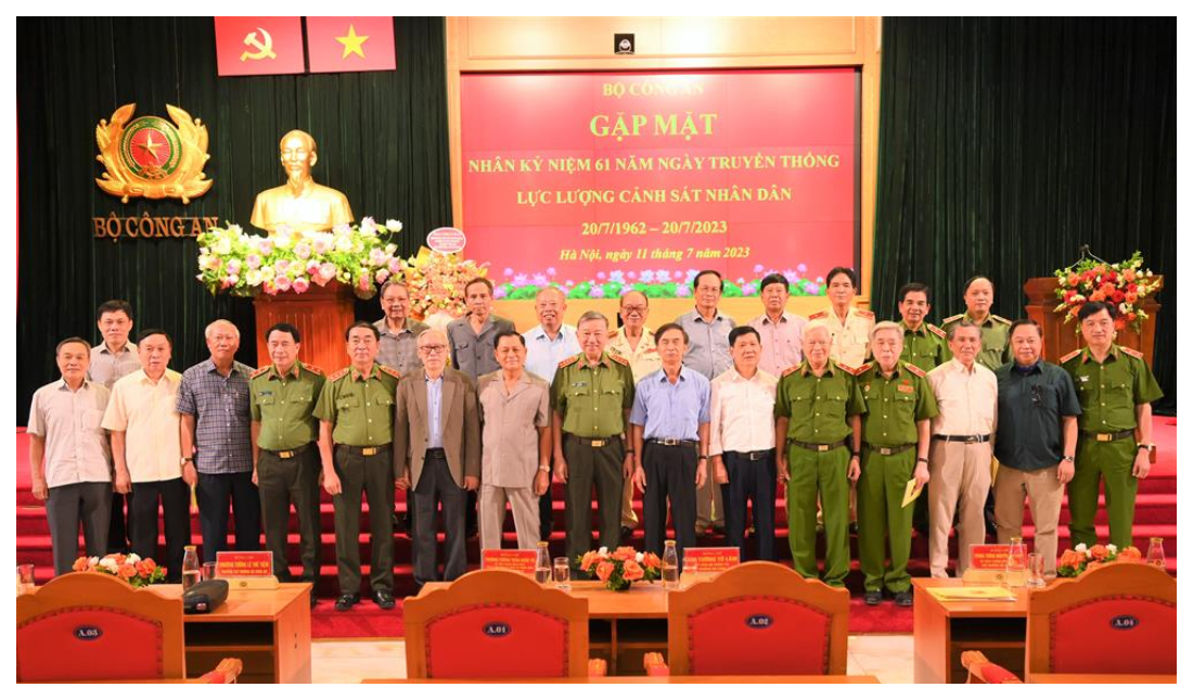 Gặp mặt cán bộ hưu trí cấp cao nhân kỷ niệm 61 năm Ngày truyền thống lực lượng Cảnh sát nhân dân