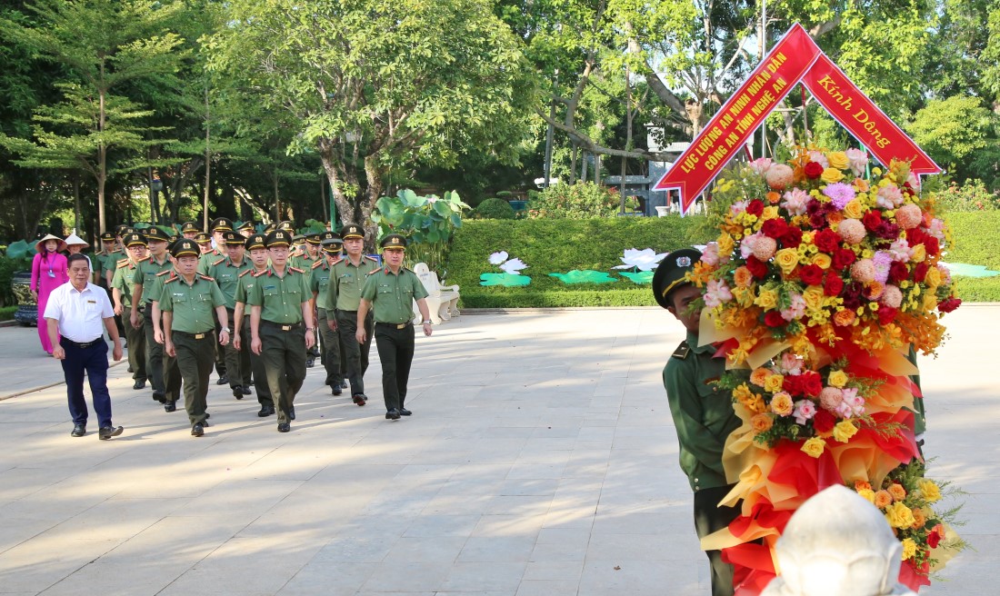 Dâng hoa, dâng hương tưởng niệm Chủ tịch Hồ Chí Minh và đồng chí Trần Quốc Hoàn