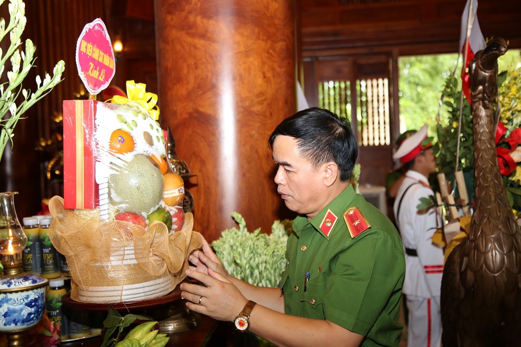 Đồng chí Thiếu tướng, GS, TS Nguyễn Đắc Hoan, Phó Bí thư Đảng ủy, Phó Giám đốc Học viện Cảnh sát nhân dân dâng lễ lên anh linh Chủ tịch Hồ Chí Minh