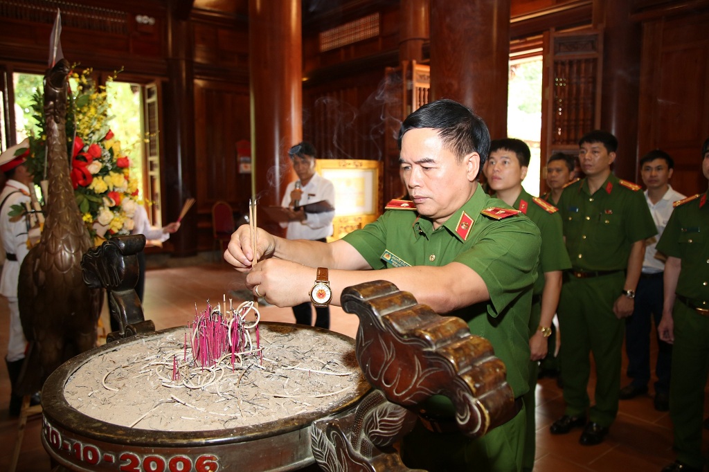 Đồng chí Thiếu tướng, GS, TS Nguyễn Đắc Hoan, Phó Bí thư Đảng ủy, Phó Giám đốc Học viện Cảnh sát nhân dân dâng hương lên anh linh Chủ tịch Hồ Chí Minh