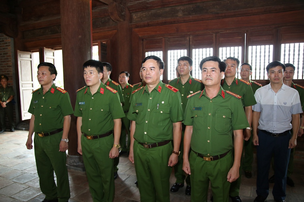 Đoàn đại biểu dâng hương, dâng hoa tại Đền Chung Sơn - Đền thờ gia tiên Chủ tịch Hồ Chí Minh