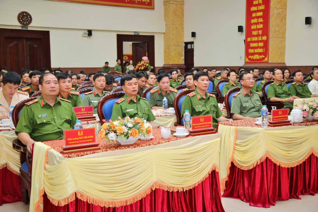 Các đại biểu dự buổi lễ