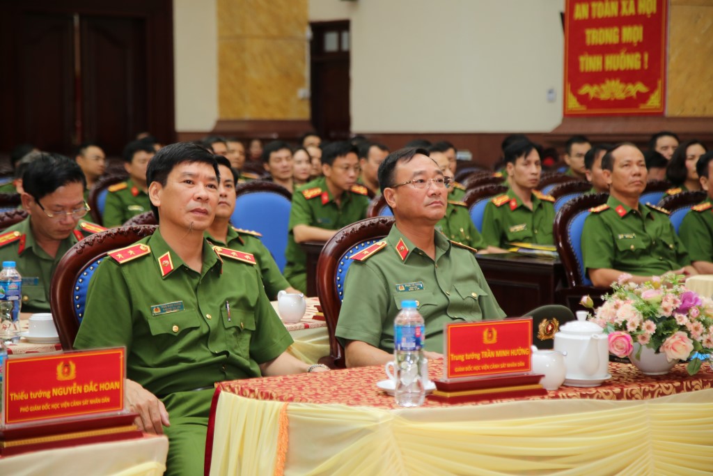 Đồng chí Trung tướng GS.TS Trần Minh Hưởng, Giám đốc Học viện Cảnh sát nhân dân và đồng chí Thiếu tướng Phạm Thế Tùng, Giám đốc Công an tỉnh tại buổi lễ