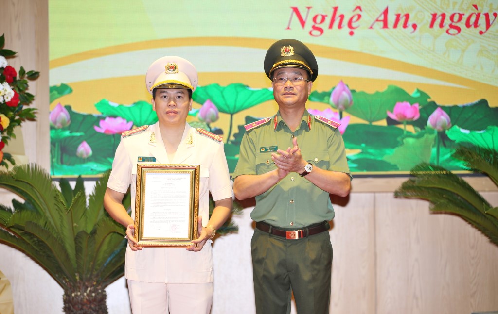 Thừa ủy quyền của đồng chí Bộ trưởng Bộ Công an, đồng chí Thiếu tướng Phạm Thế Tùng, Giám đốc Công an tỉnh trao Quyết định cho đồng chí Đại tá Trần Hồng Quang, Phó Giám đốc Công an tỉnh Nghệ An