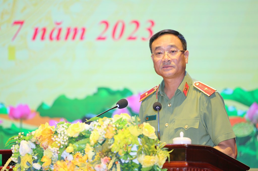 Đồng chí Thiếu tướng Phạm Thế Tùng, Ủy viên Ban Thường vụ Tỉnh ủy, Giám đốc Công an tỉnh phát biểu chúc mừng và tin tưởng đồng chí Đại tá Trần Hồng Quang trên cương vị mới sẽ hoàn thành xuất sắc mọi nhiệm vụ được giao
